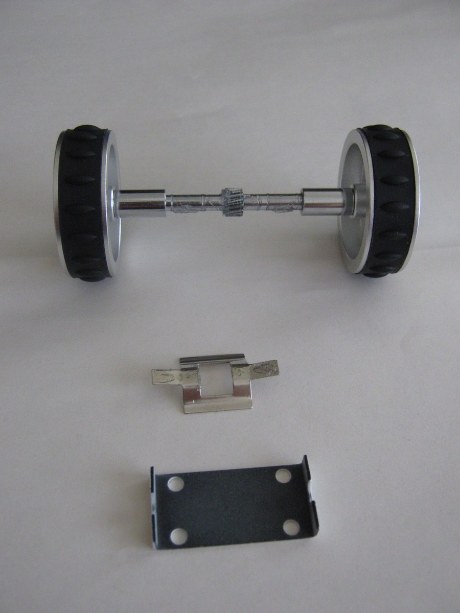 El eje del mando, junto con la chapa metálica que proporciona la presión
del eje sobre la cremallera del tubo del enfocador